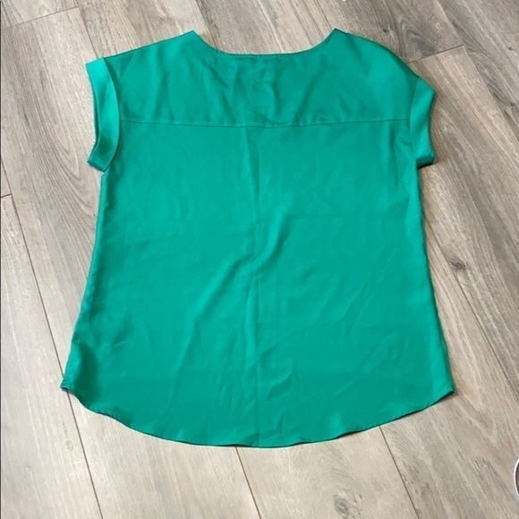 Forever 21 Scoop Neck Green Sleek Silky Polyester Cap Sleeve High-Low Blouse SP - Picture 5 of 5